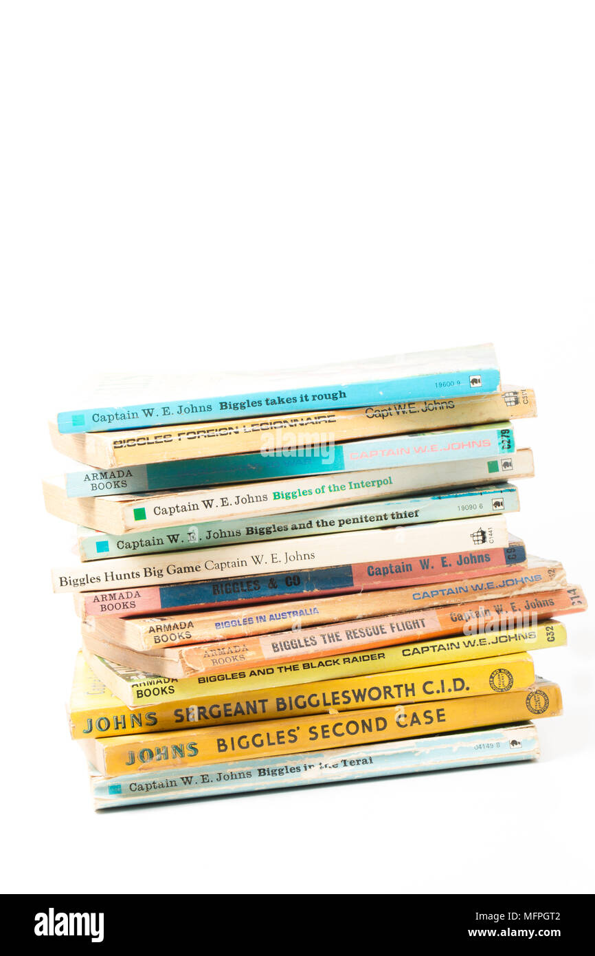 Una pila di libri serie Biggles da British autore capitano W.E. Johns. Inghilterra REGNO UNITO GB. Sfondo bianco Foto Stock