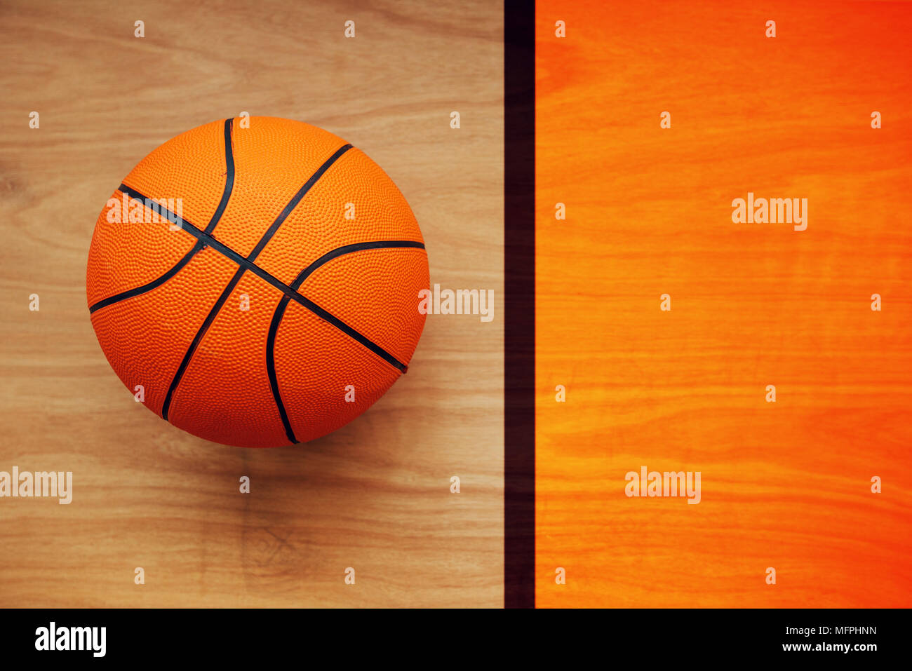 Il basket ball posa su pavimenti in legno corte piano, vista dall'alto Foto Stock