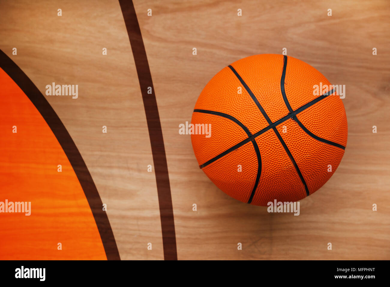 Il basket ball posa su pavimenti in legno corte piano, vista dall'alto Foto Stock