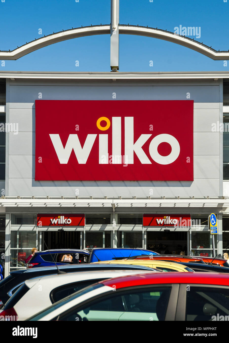 Grande segno sopra l'entrata di un negozio Wilko su un retail park Foto Stock