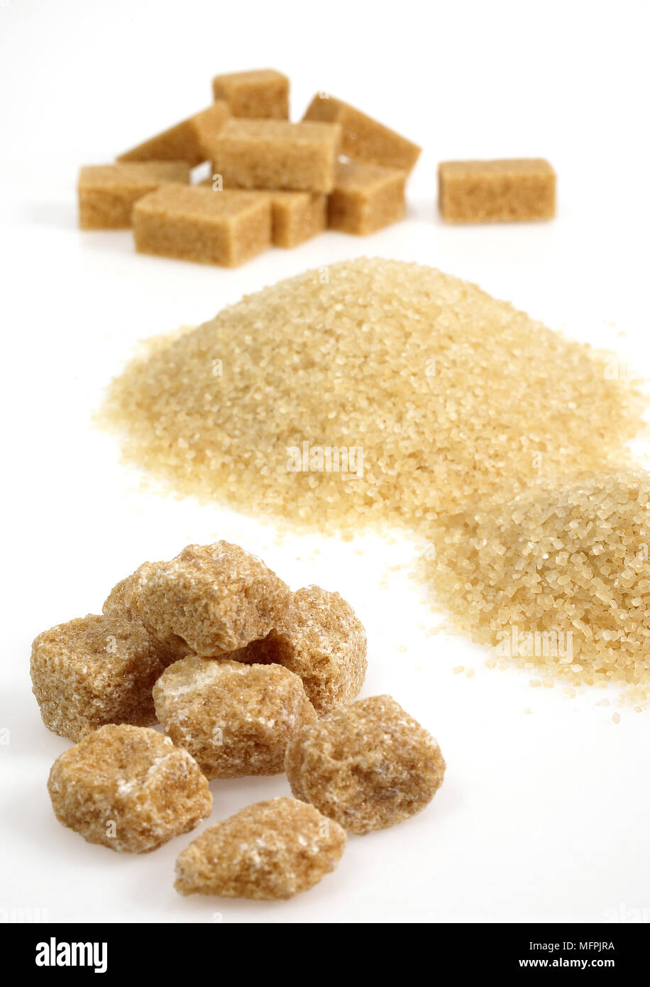 Brown un cubetto di zucchero e marrone zucchero semolato contro uno sfondo bianco 057663 Gerard immagini LACZ Foto Stock