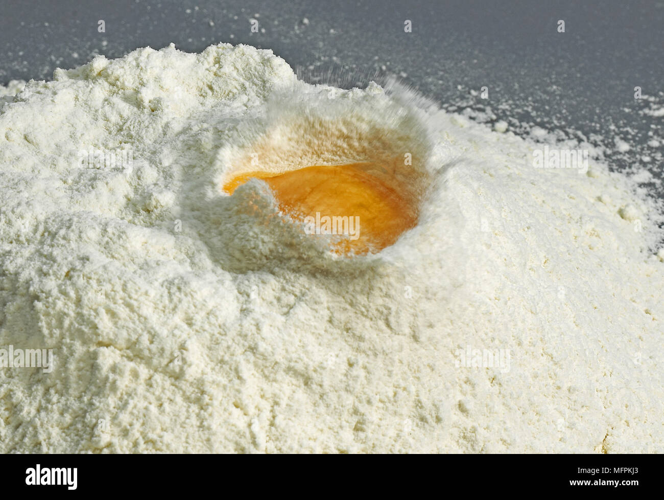 Farina di grano tenero e uova, torta ingredienti Foto Stock