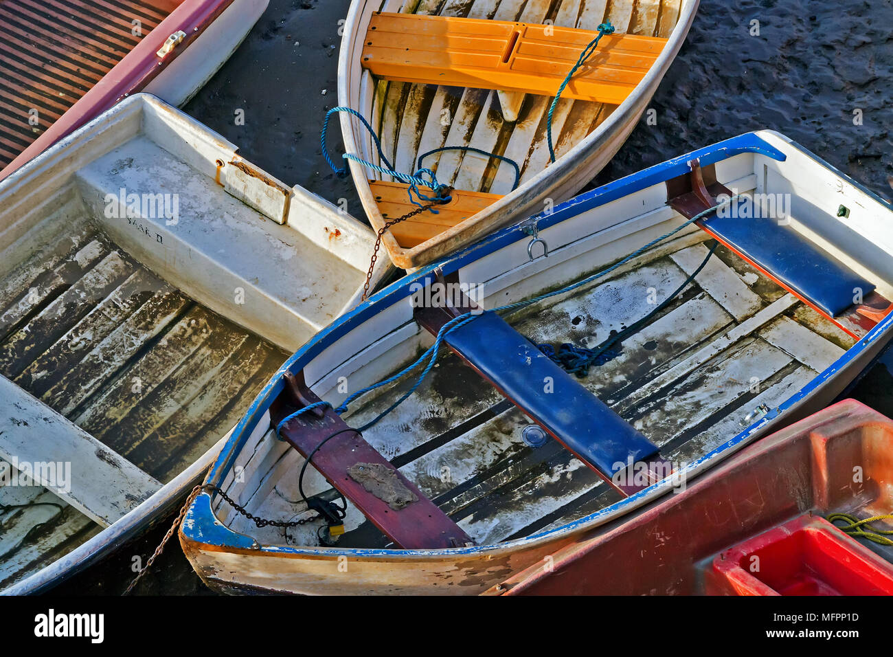 Una raccolta di piccole e trascurate le barche a remi in bisogno di alcune amorevoli cure! Foto Stock