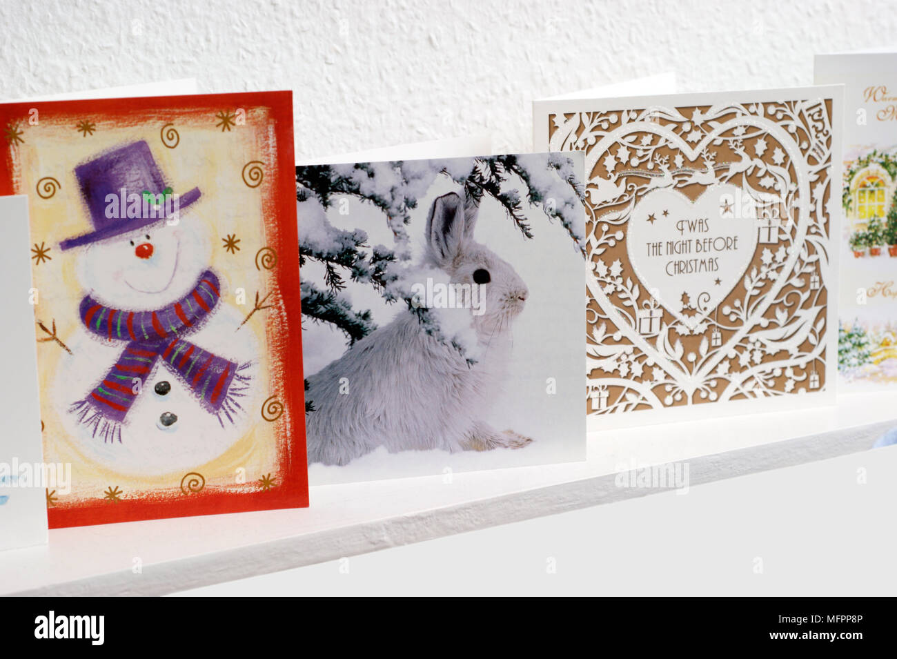 Carte di Natale visualizzata su un ripiano Foto Stock