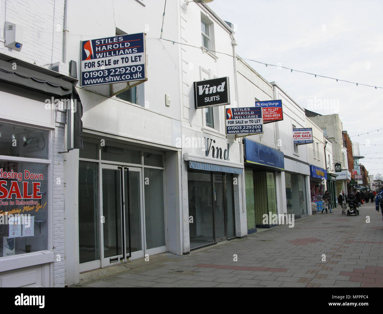 Vuoto chiuso shop unità in una desolata parte di Worthing shopping center a causa del credit crunch Foto Stock