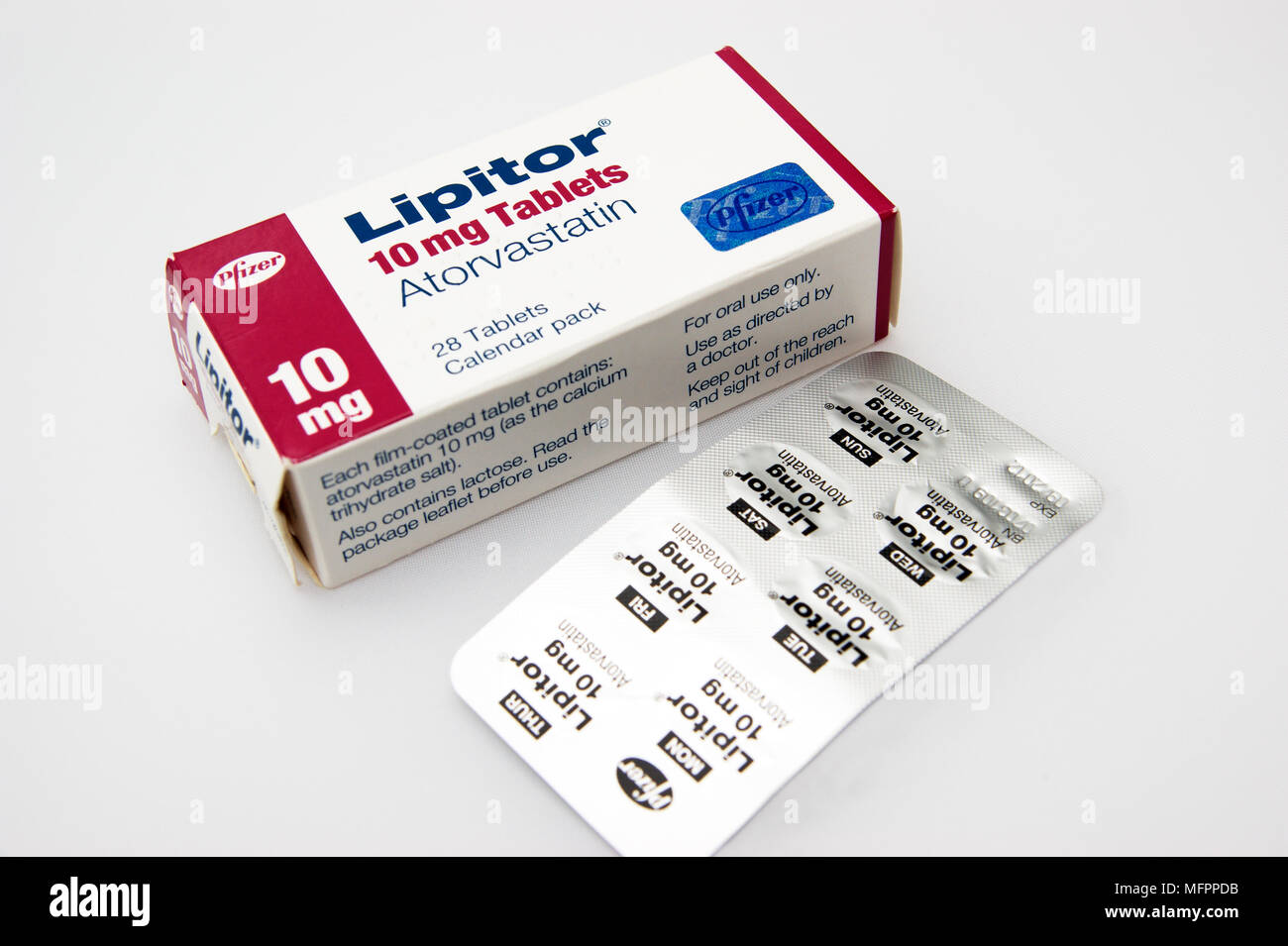 Lipitor compresse noti come statine (atorvastatina calcio triidrato) lipidi  medicinali regolazione riduce e abbassa il colesterolo Foto stock - Alamy