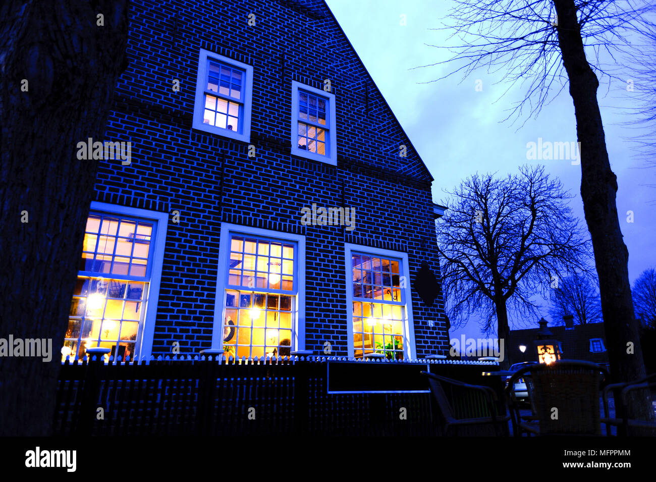 Bella casa tradizionale in Amsterdam in background di notte Foto Stock