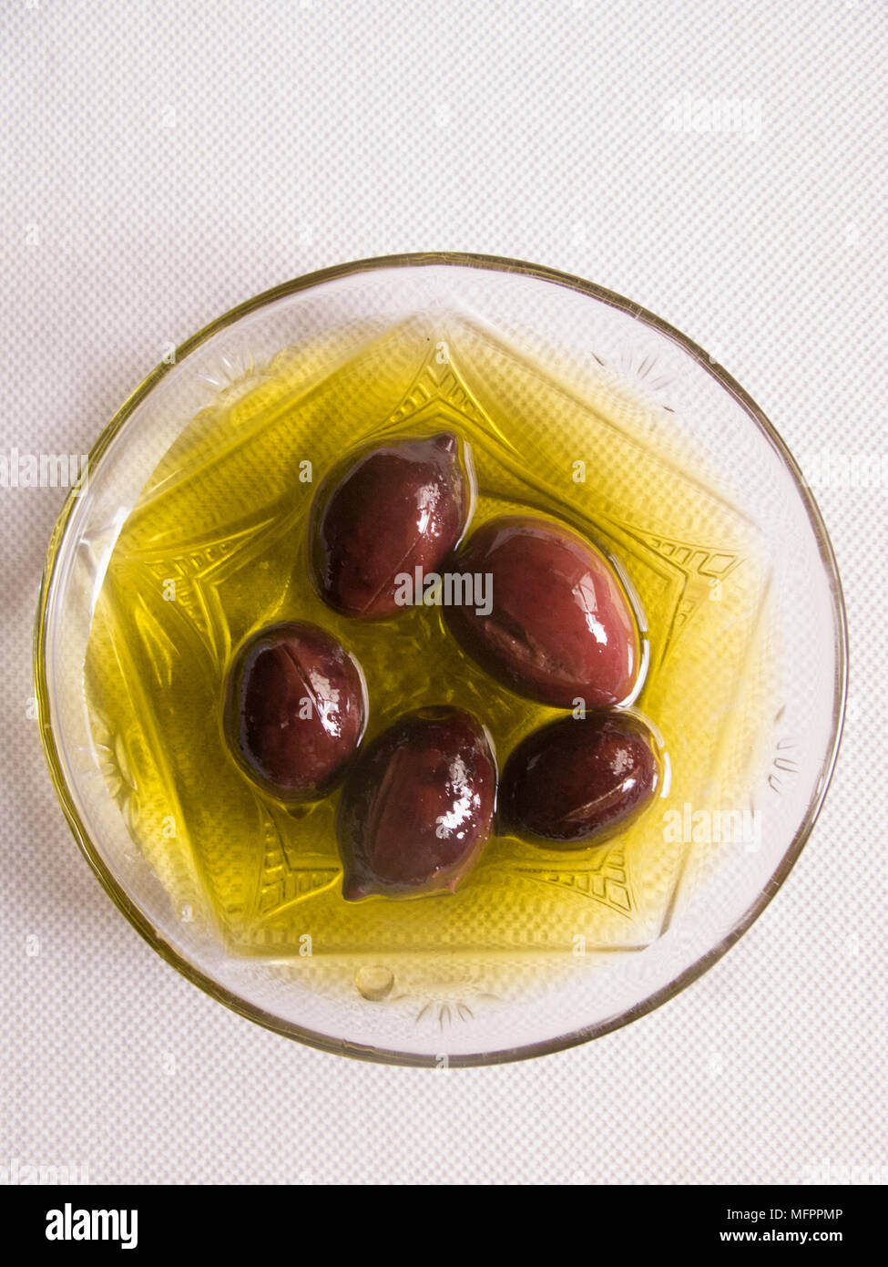 Piastra piccola delle olive fresche in olio, Creta, Grecia Foto Stock