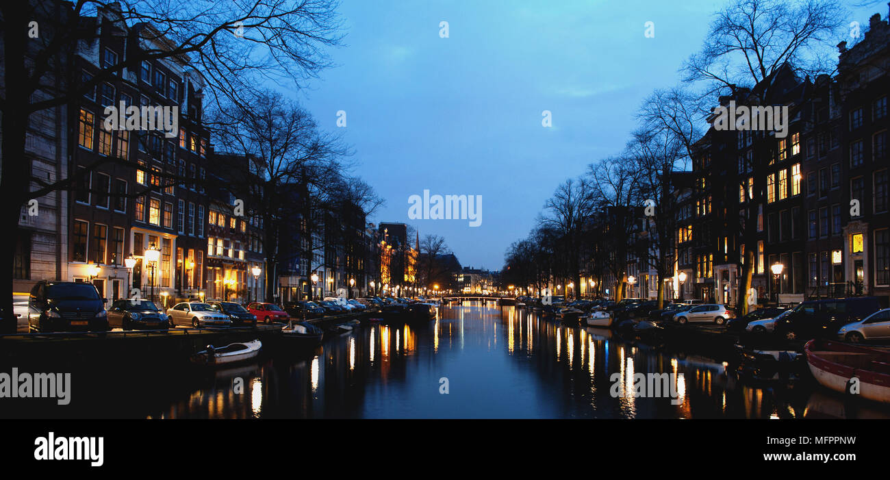 Amsterdam canal e gli edifici di notte sullo sfondo Foto Stock