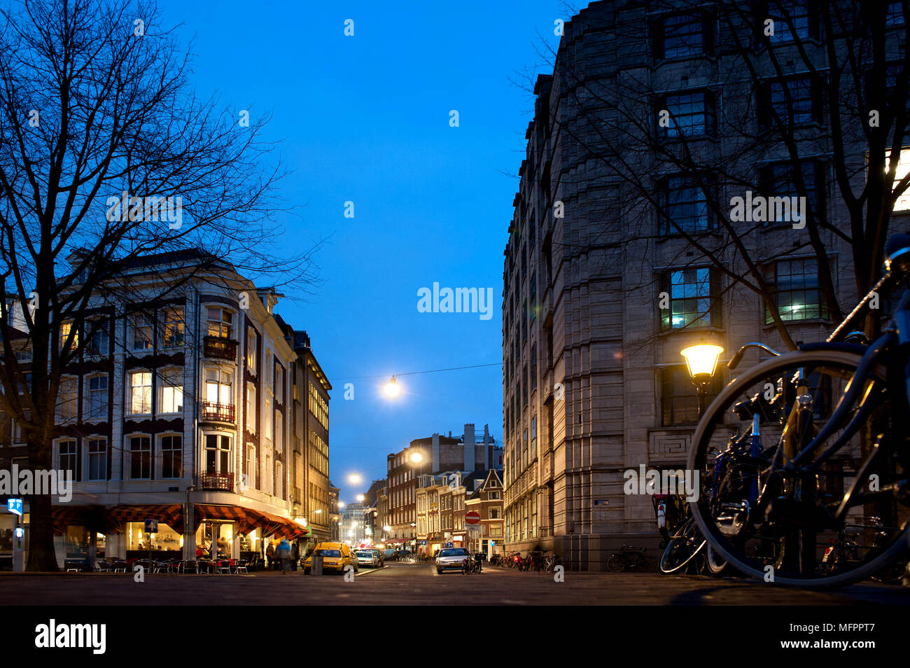 Edifici storici di Amsterdam vista notte sullo sfondo Foto Stock
