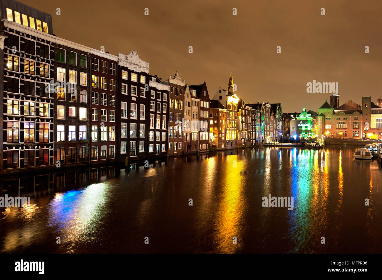 Canali con luci su acqua ad Amsterdam di notte sullo sfondo Foto Stock
