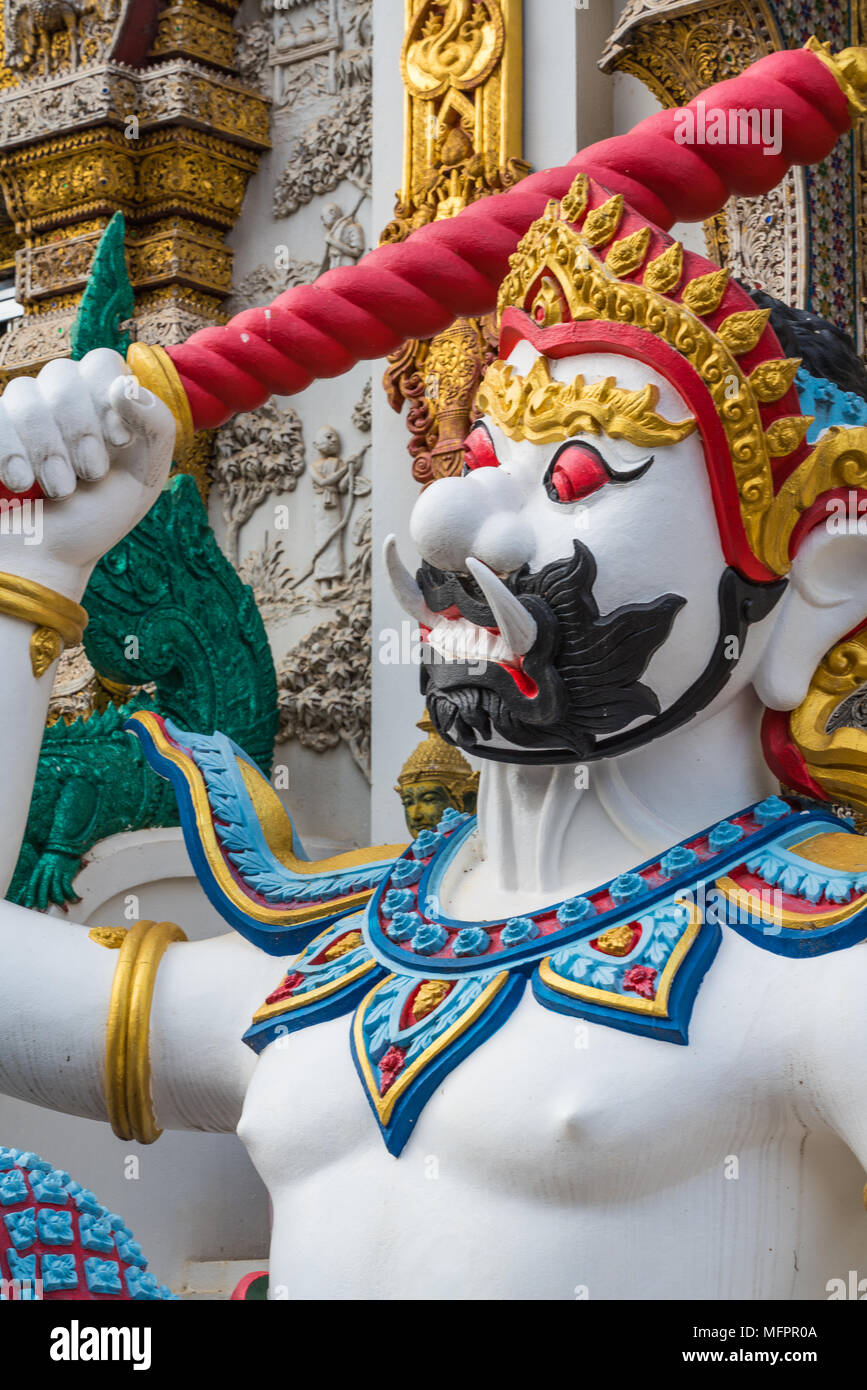 Letteratura thailandese gigantesca scultura decorate in Gran Tempio Azzurro (Wat Ban Den) bellissimo tempio, meta di viaggio a Chiangmai, Thailandia Foto Stock