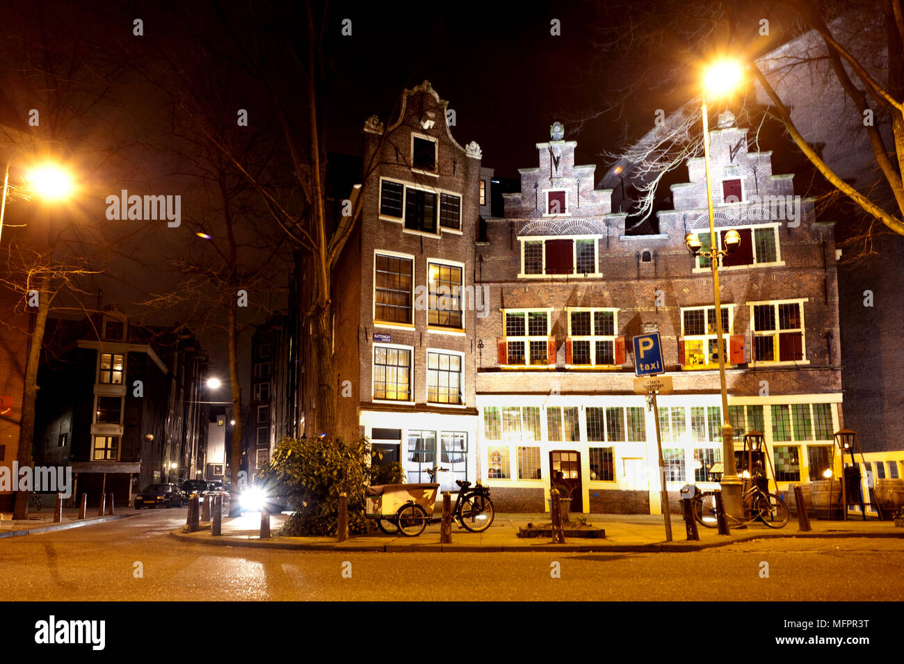 Bella casa tradizionale in Amsterdam in background di notte Foto Stock