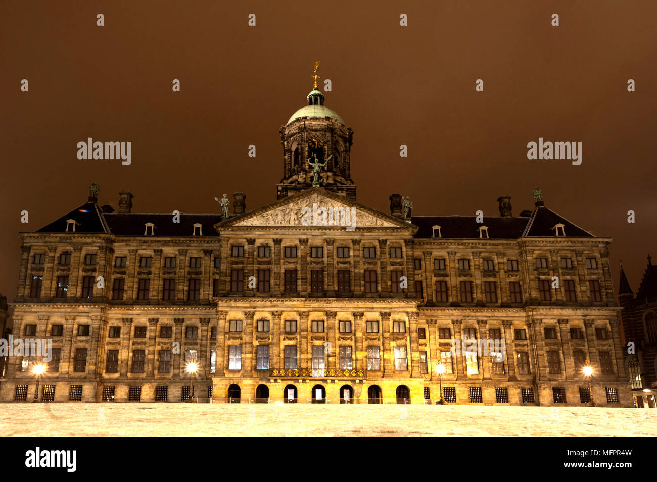 Il palazzo reale di Amsterdam in Piazza Dam in serata. Paesi Bassi. Bella vista. Foto Stock