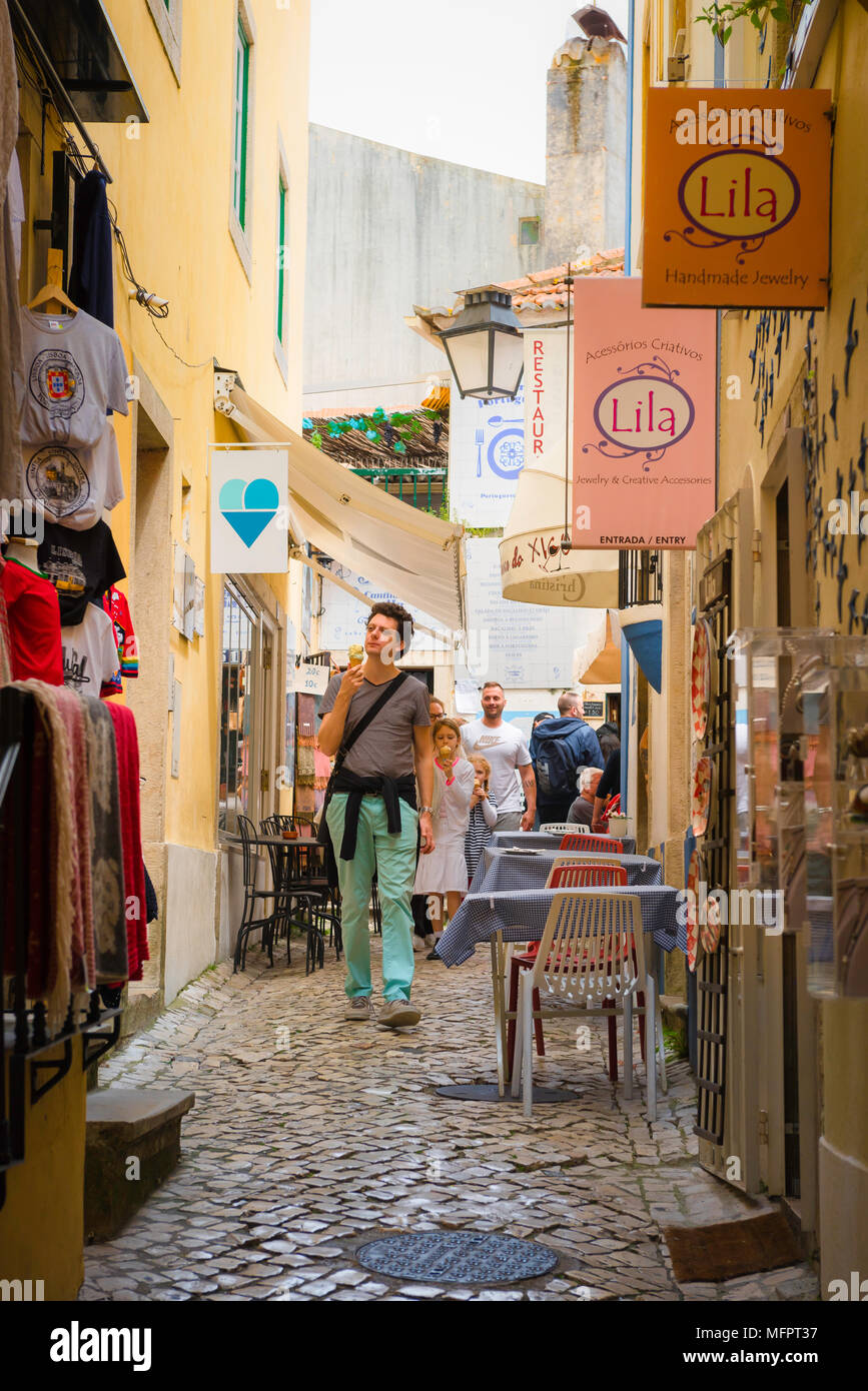 Sintra Portogallo, un uomo con un gelato passeggiate attraverso una stradina nel centro di Sintra, Portogallo. Foto Stock