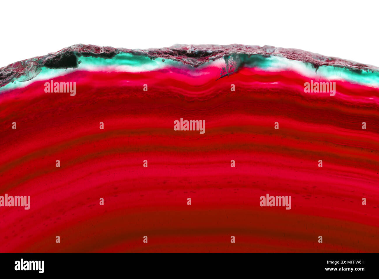 Sfondo astratto, rosso longitudinale fetta di agata isolato minerale su bianco Foto Stock