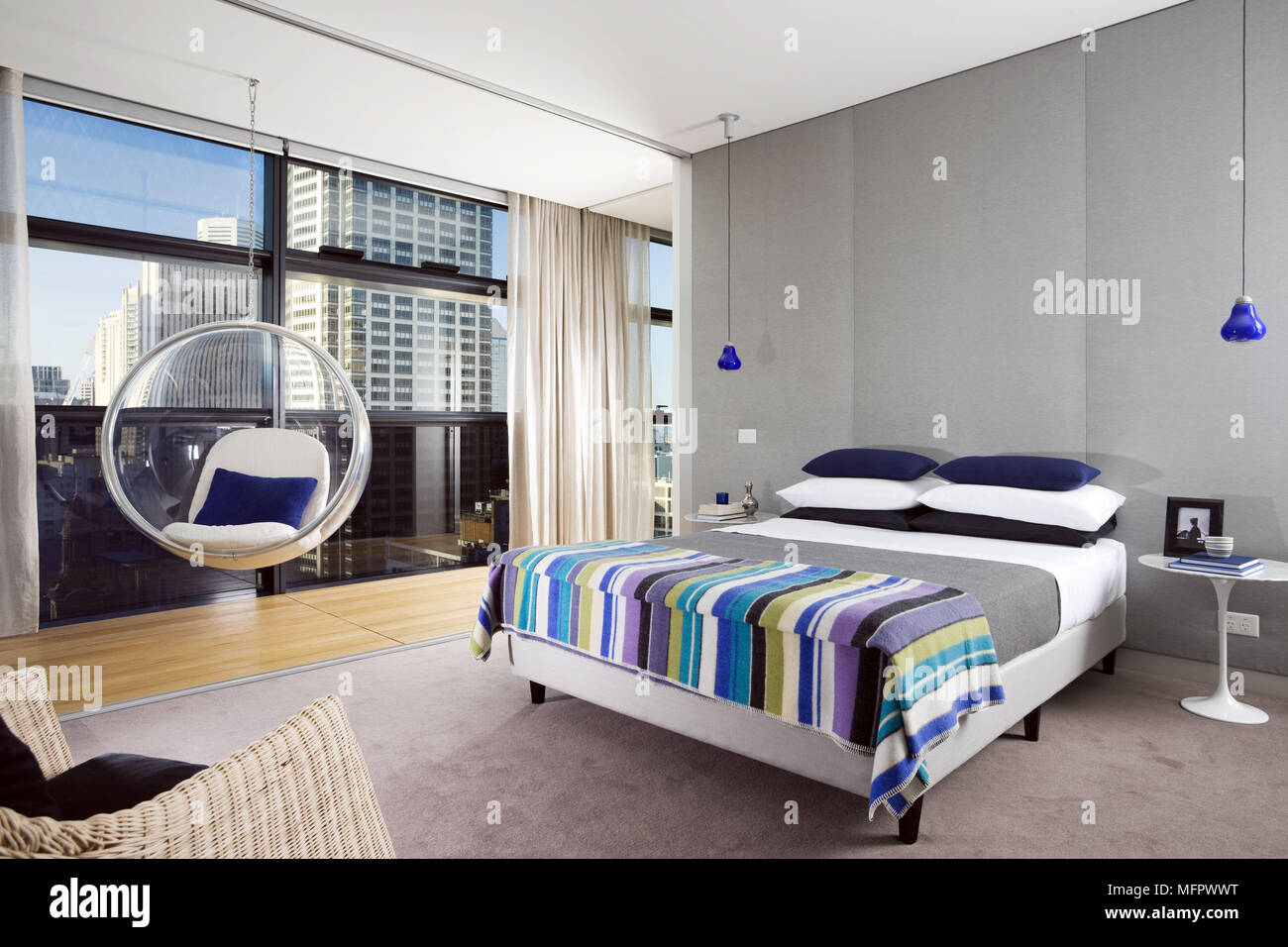 Eero Aarnio ha appeso sedia bolla nella moderna camera da letto con letto  doppio Foto stock - Alamy