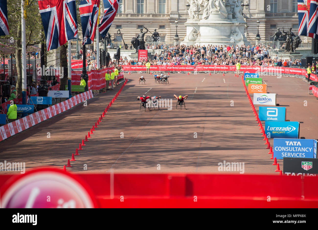 David Weir (GBR) vincente Elite Uomo gara delle sedie a rotelle presso la Vergine denaro maratona di Londra 2018. Foto Stock
