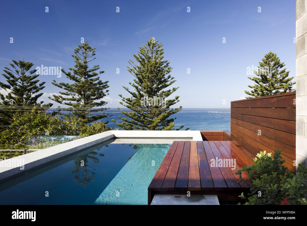 Piscina con vista baia Foto Stock