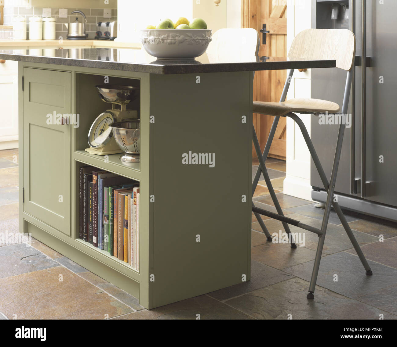 Isola Centrale bar per la prima colazione con armadi e scaffali Foto Stock