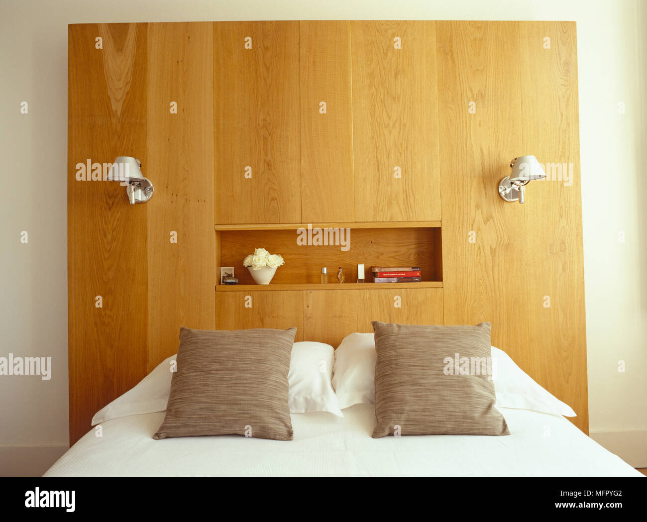 Camera Doppia Con Letto Matrimoniale E Costruita In Legno E Pannelli Di Testata Con Ripiano Vano Foto Stock Alamy