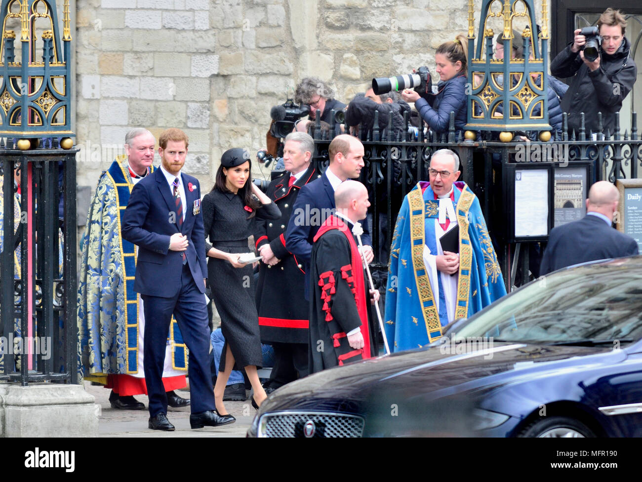 Anzac Day 2018 Servizio di commemorazione presso l'Abbazia di Westminster. Il principe William, il principe Harry e Meghan Markle lasciare dopo il servizio con molto Rev Joh Foto Stock