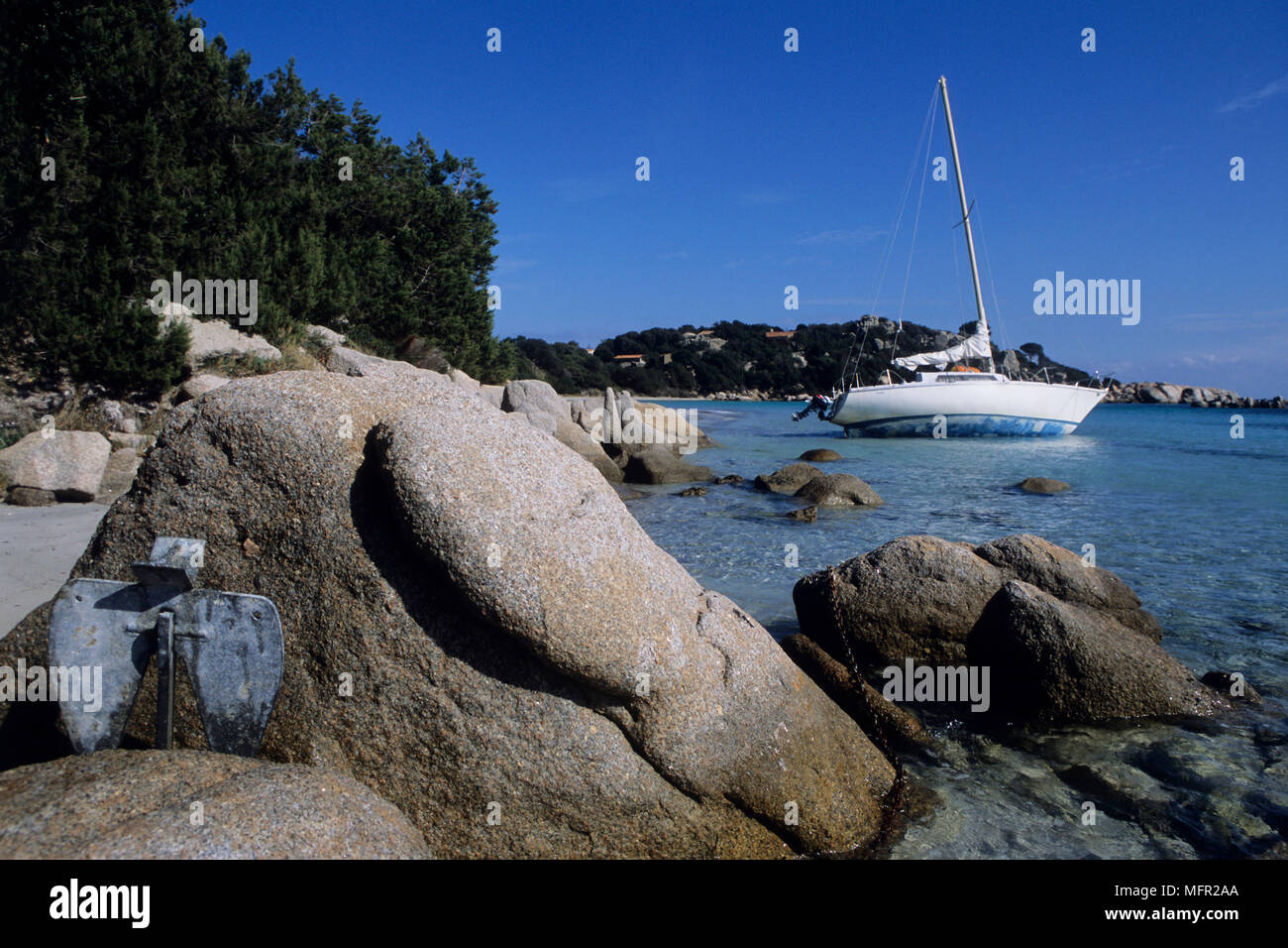 Una nave a vela a terra su sandbank, Corsica, Francia. Foto Stock