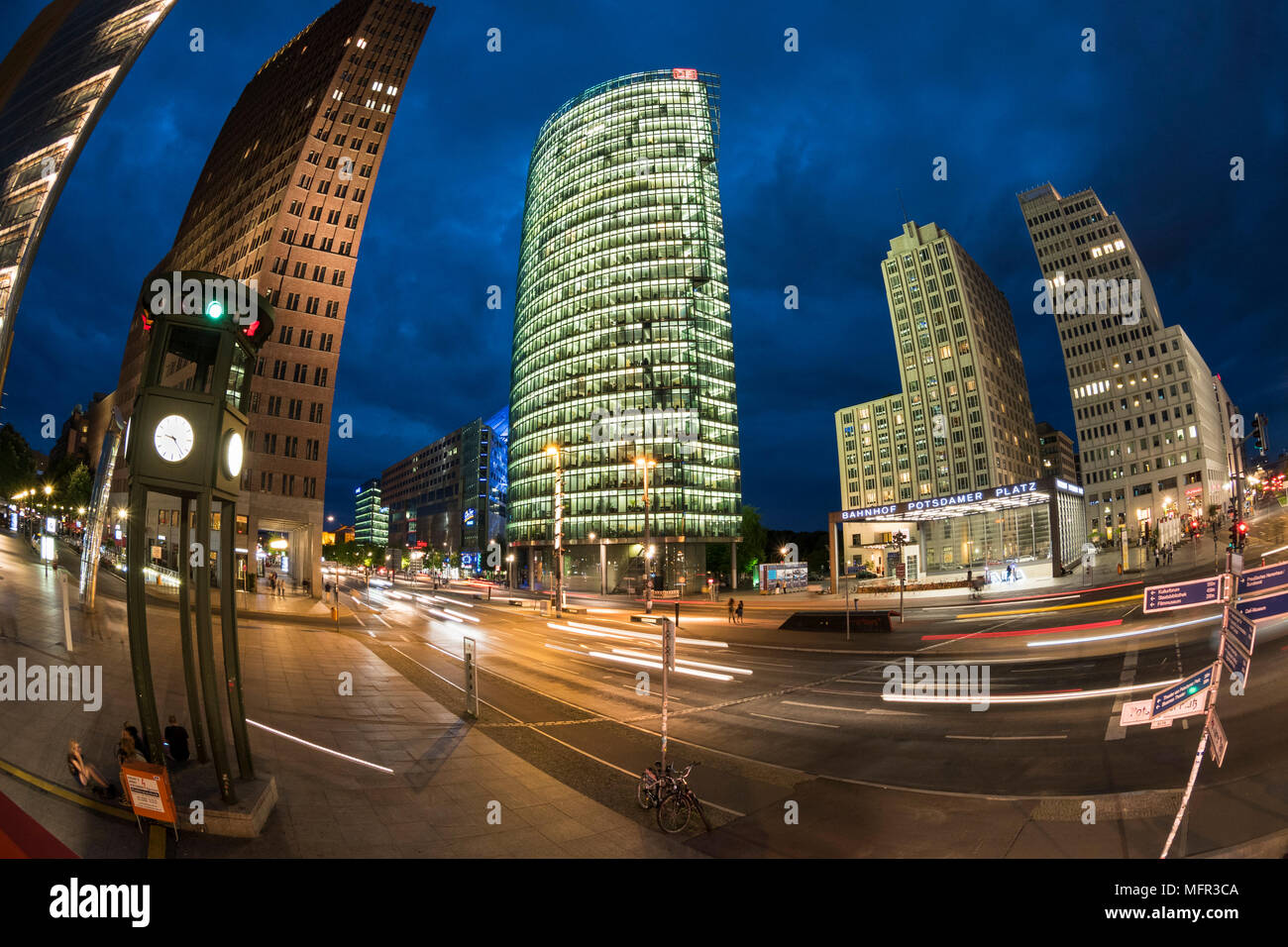 Berlino. Germania. Potsdamer Platz, fisheye vista notturna di grattacieli. L-R; Potsdamer Platz n. Ho (Kollhoff-Tower, Hans Kollhoff), DB Torre (Deutsche Foto Stock