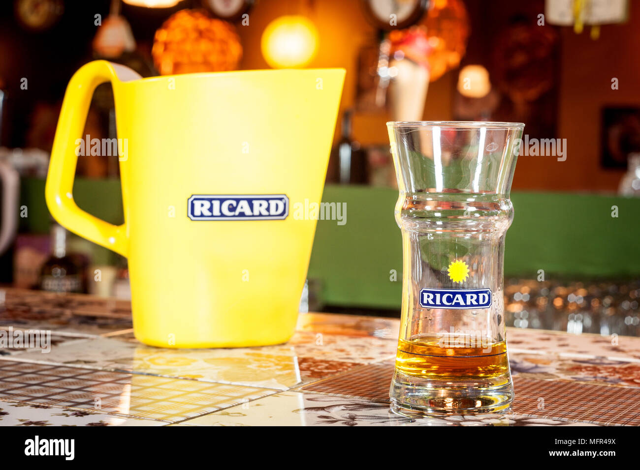 MARSEILLE, Francia - 15 Marzo 2018: Chiusura di su un Ricard brocca e una bottiglia di acqua con il suo logo. Ricard è un pastis, un'anice e liquirizia aromatizzati aper Foto Stock