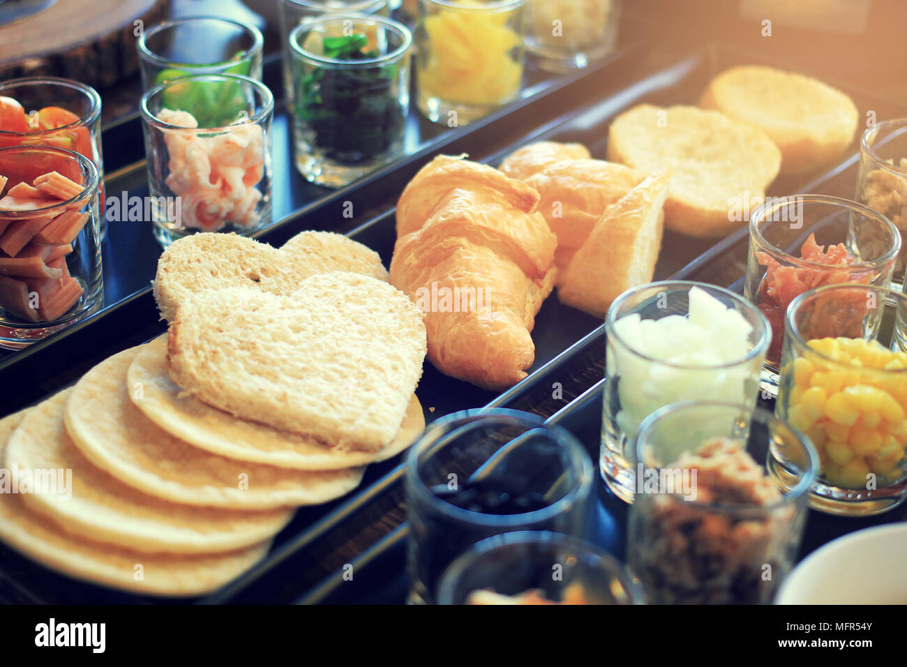 Croissant e pane con vari ingredienti per la prima colazione pasto Foto Stock