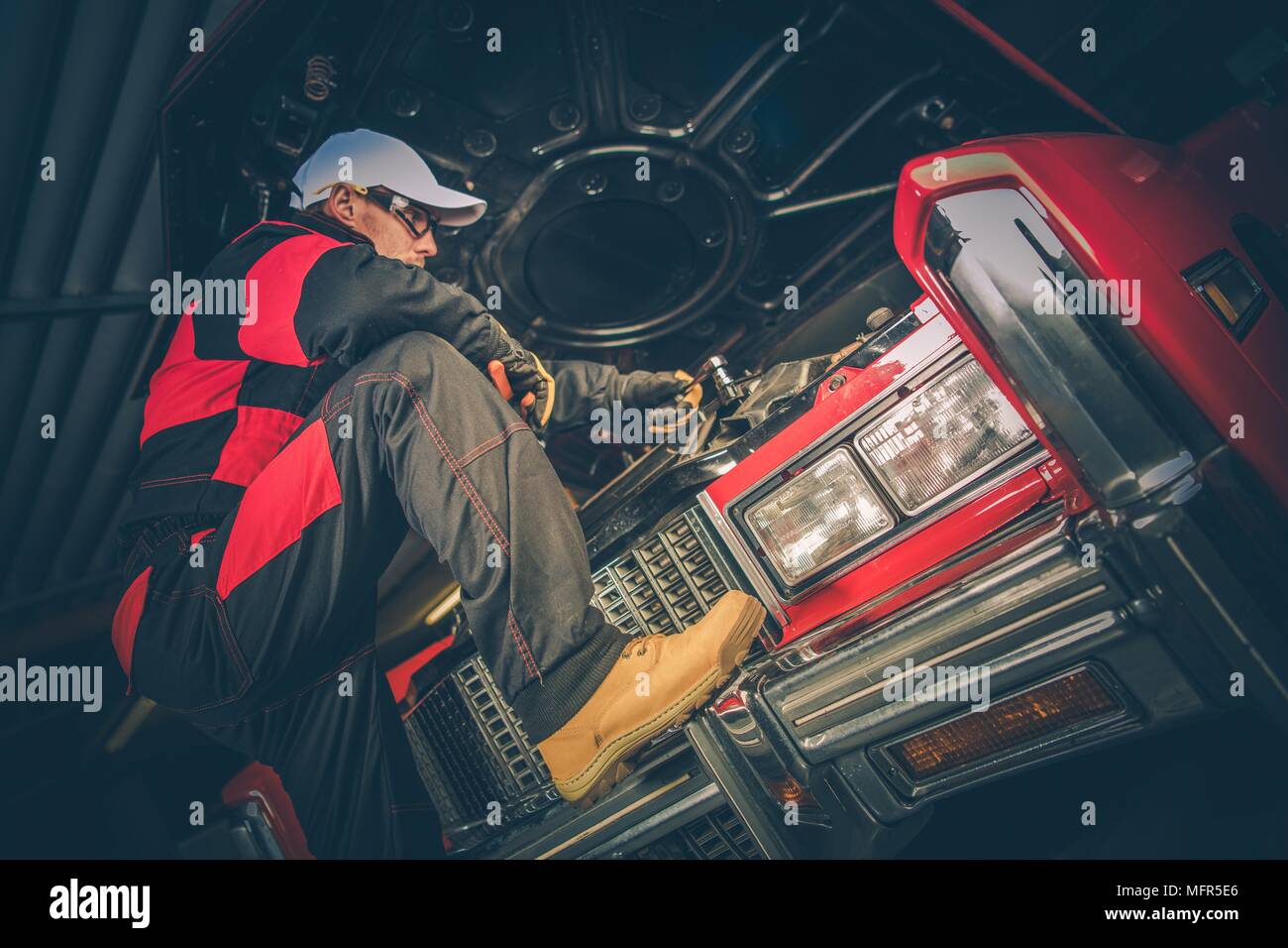 Auto classica meccanico ambizioso di fronte al classico auto grande blocco motore. Foto Stock