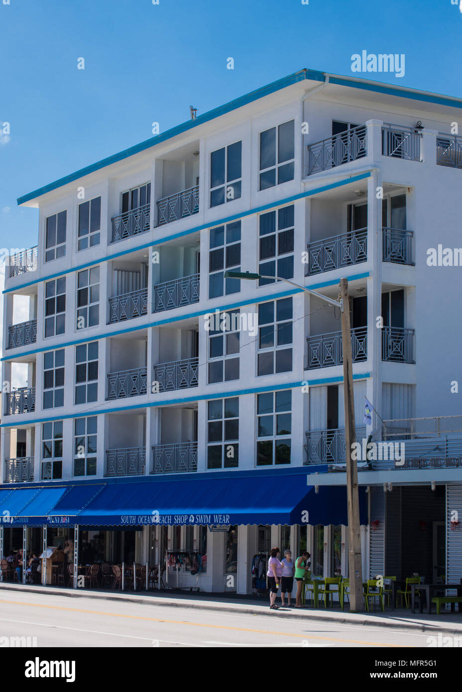 Ottieni subito per il weekend o per una lunga vacanza nella bellissima Del Ray Beach, Florida. Una vivace strada principale ha molti ristoranti e negozi Foto Stock