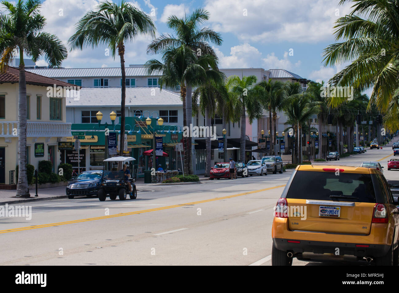 Ottieni subito per il weekend o per una lunga vacanza nella bellissima Del Ray Beach, Florida. Una vivace strada principale ha molti ristoranti e negozi Foto Stock