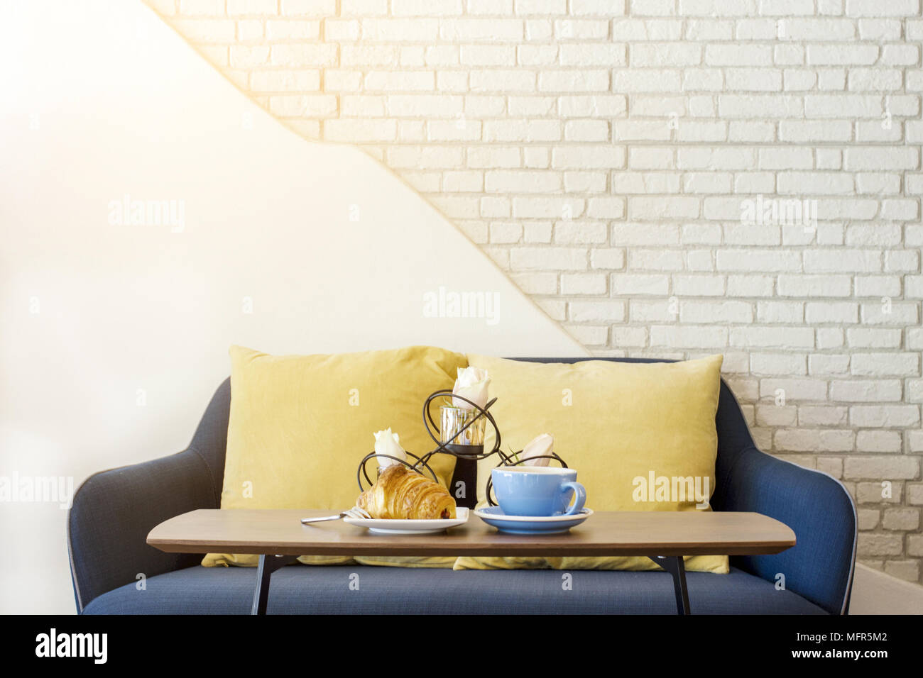 Croissant e caffè per colazione in bianco soggiorno Foto Stock
