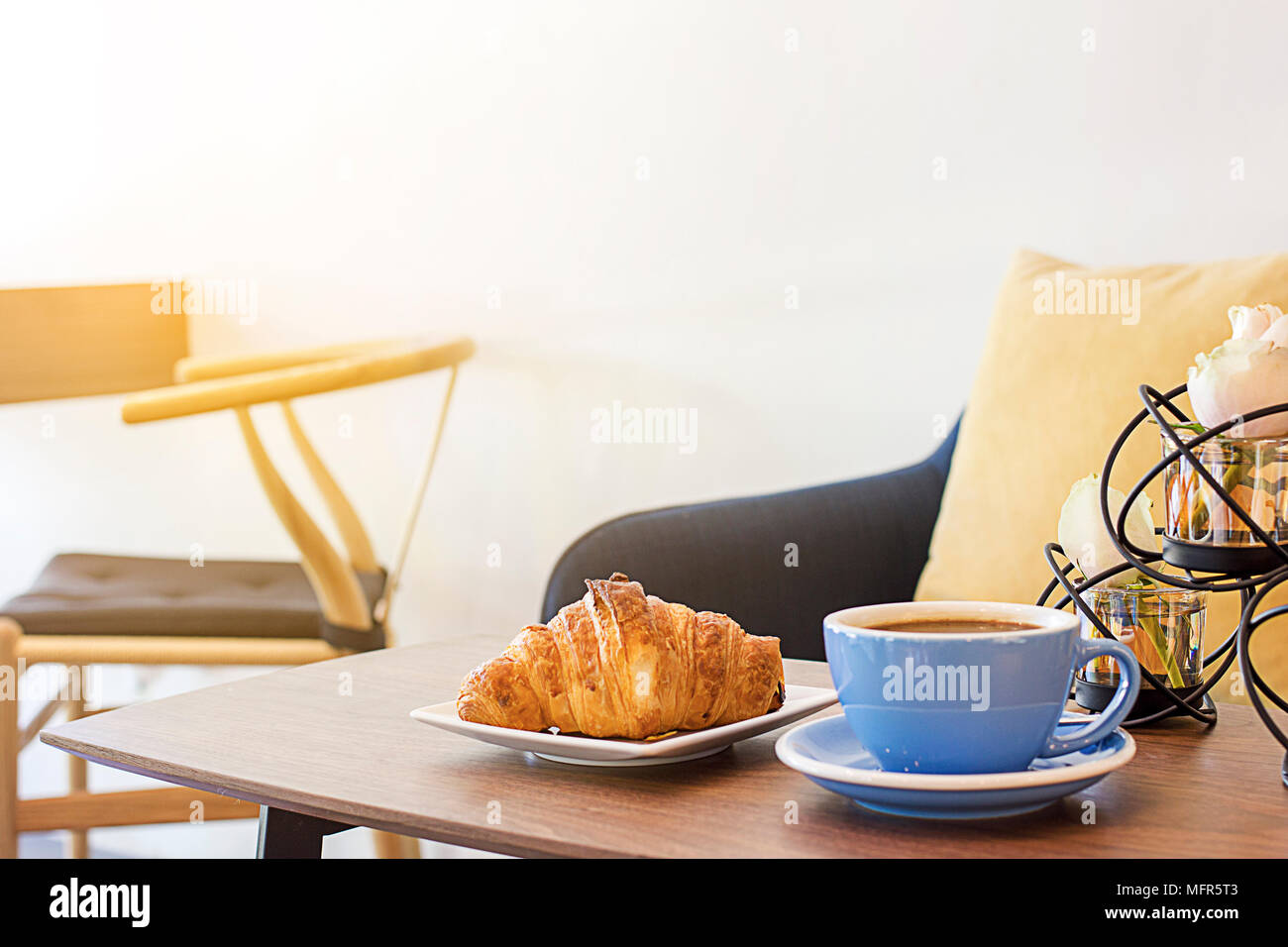 Croissant e caffè per la prima colazione Foto Stock
