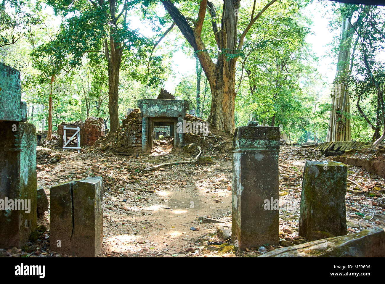 Noto come il tempio di iscrizioni, Prasat Krachap si trova circa 200 metri a est dall'angolo nord-est del Rahal. Originariamente, Prasat Krac Foto Stock