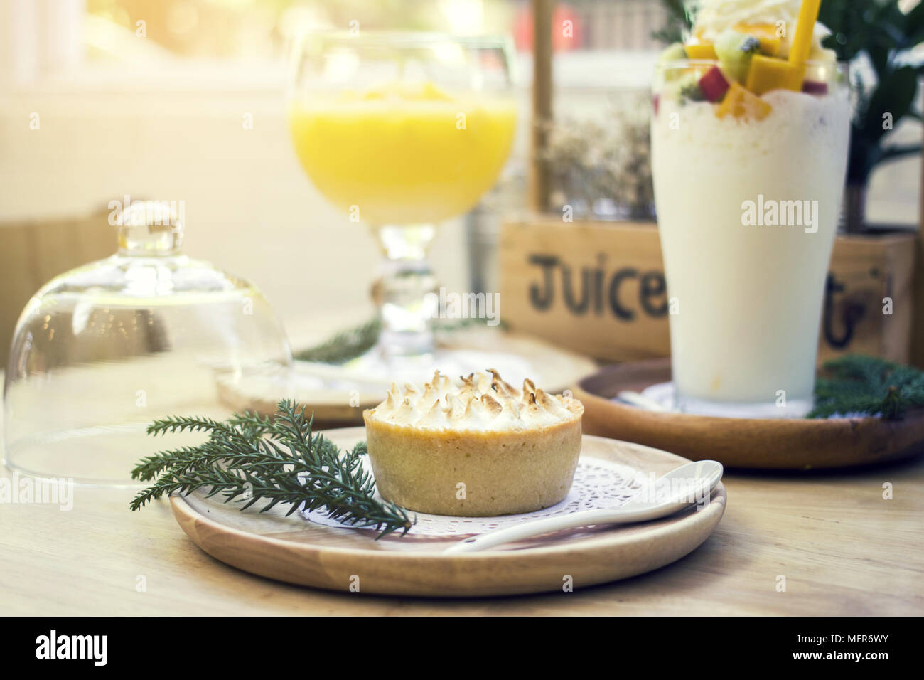 In casa mini dessert torta sul vassoio in legno con bevande fredde Foto Stock