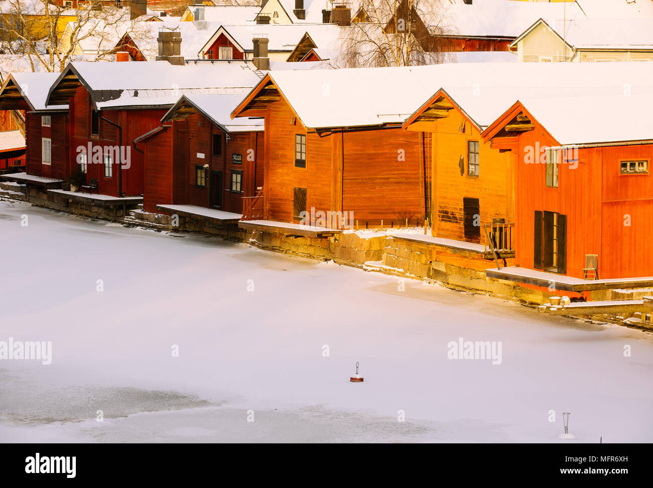 Vecchie case in legno dal fiume congelato,Porvoo, Finlandia, Europa Foto Stock