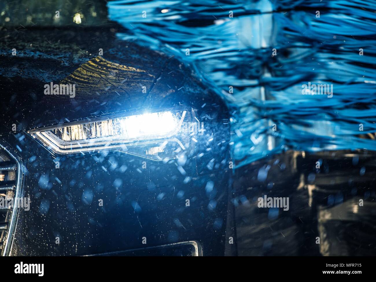 Veicolo moderno nella spazzola automatica Car Wash Closeup Photo. Foto Stock