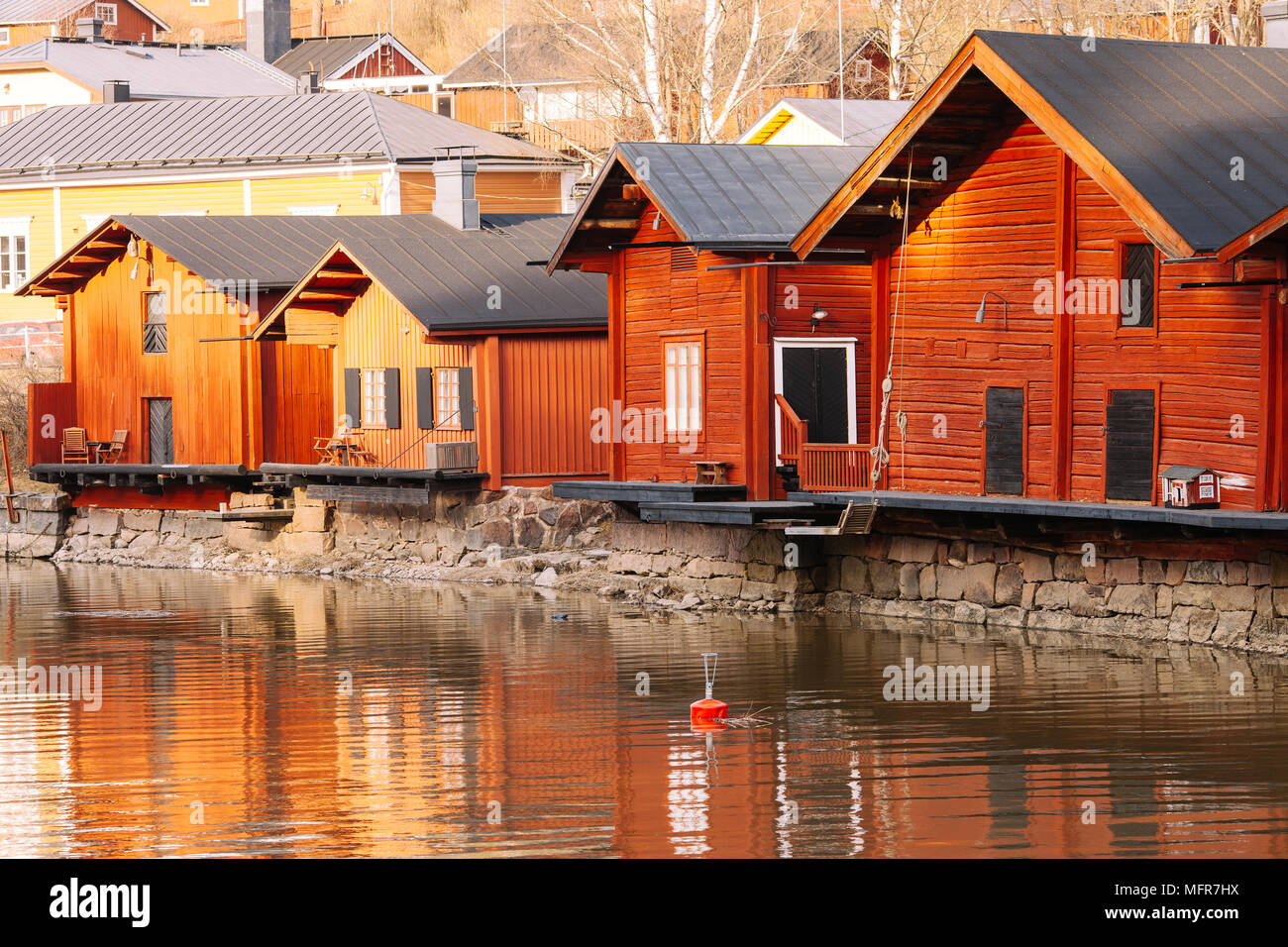 Case di legno dal fiume nel centro storico di Porvoo, Finlandia, Europa Foto Stock