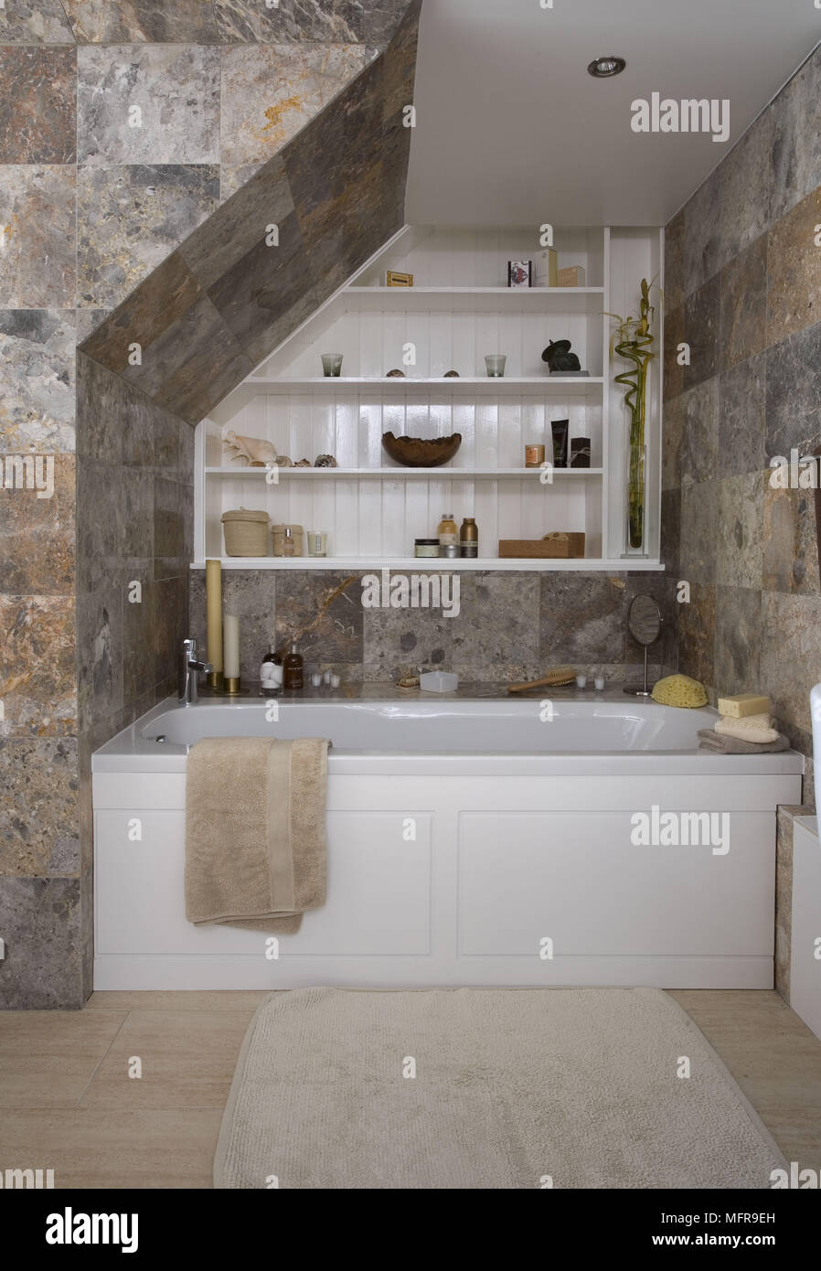 Vasca da bagno impostato nella nicchia piastrellata in bagno moderno Foto  stock - Alamy