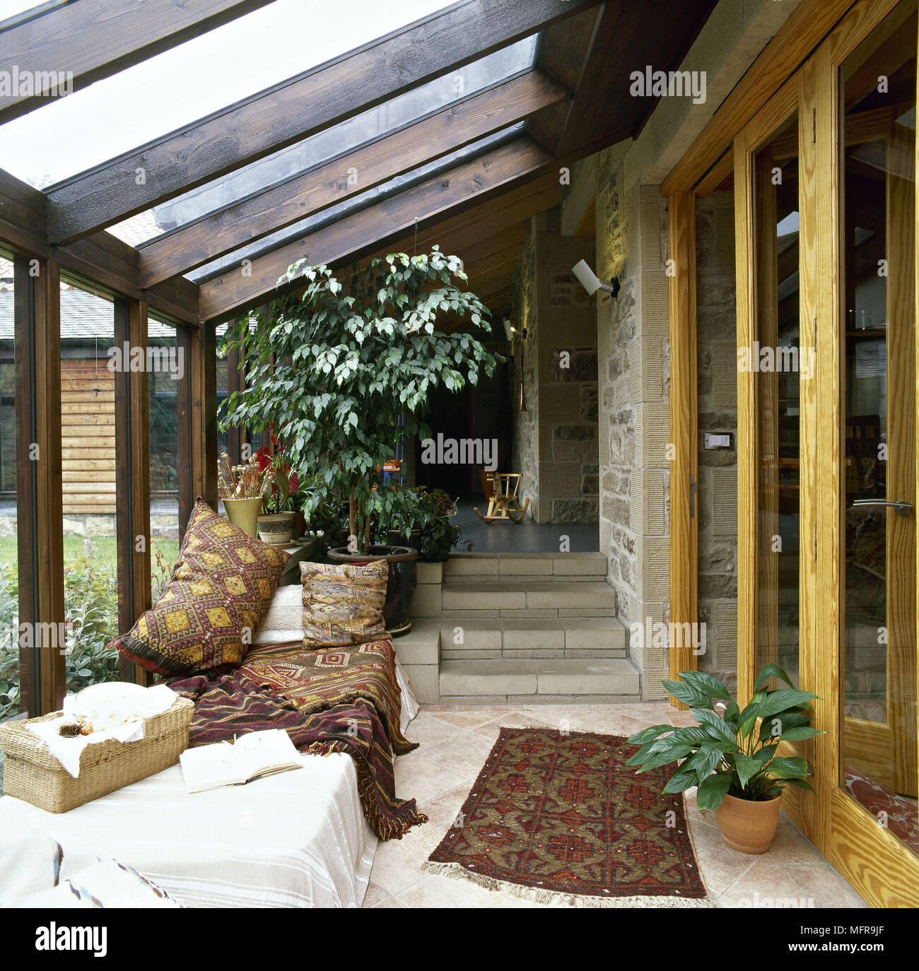 Conservatorio in paese la conversione del granaio tetto spiovente muro di pietra con cornice di legno francese finestre porte passaggi interni conservatori conversioni fienili mod Foto Stock