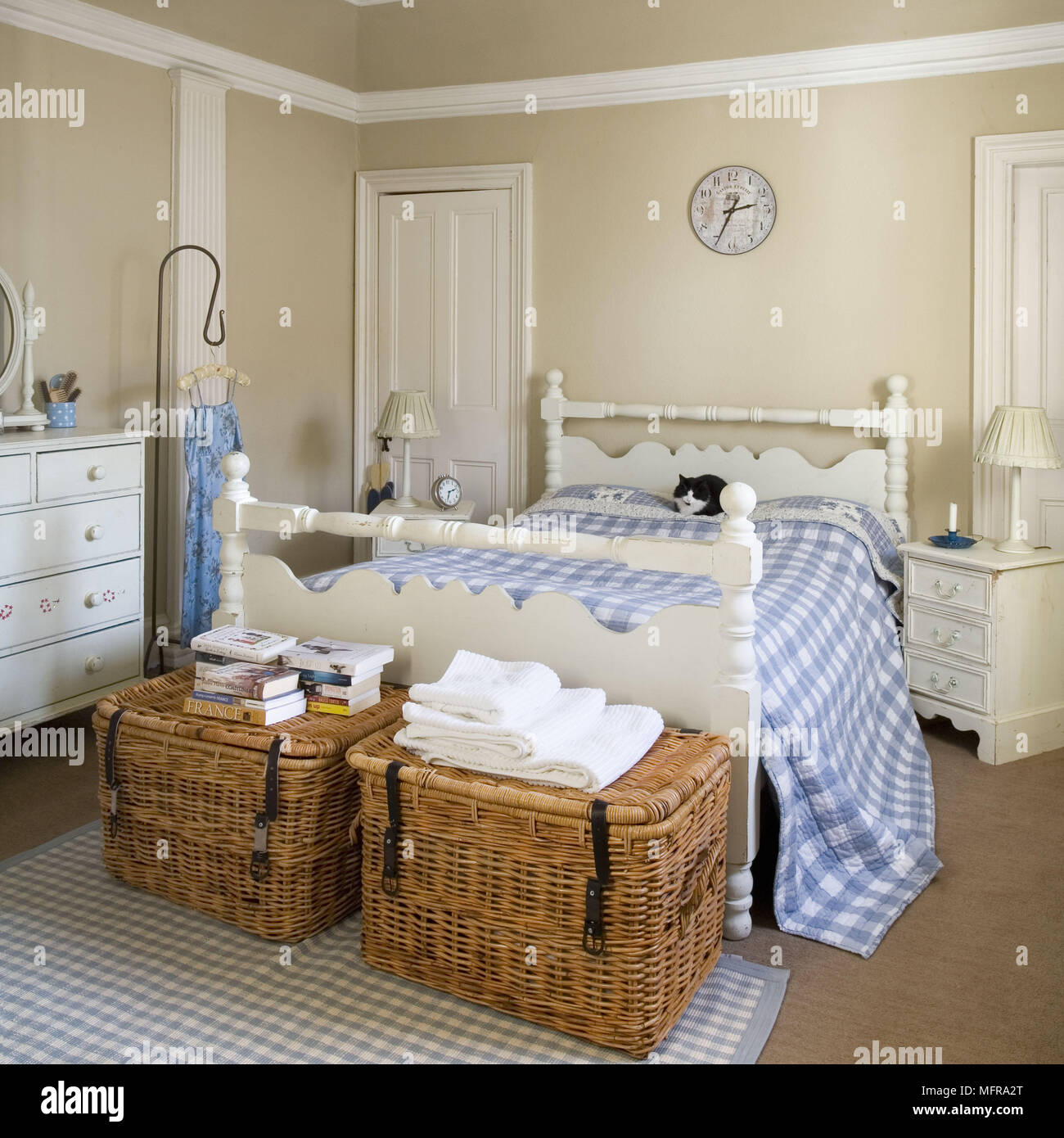 Coppia di ostacolare in vimini ceste al piede di legno letto matrimoniale  in stile country camera da letto Foto stock - Alamy