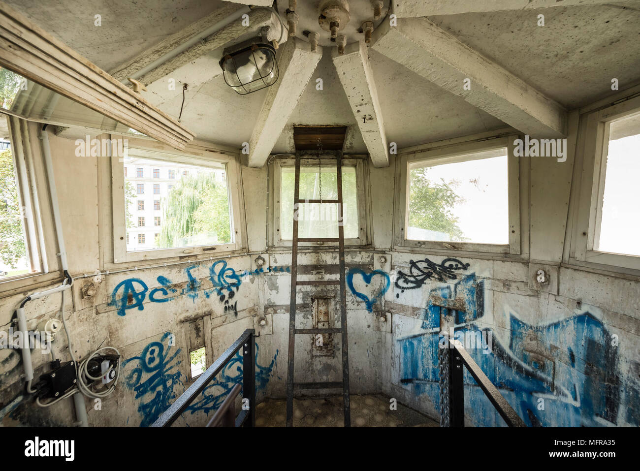 Berlino. Germania. Tedesco orientale torre di avvistamento (tipo BT-6) interno, su Erner Berger Strasse appena fuori Potzdamer Platz. Foto Stock