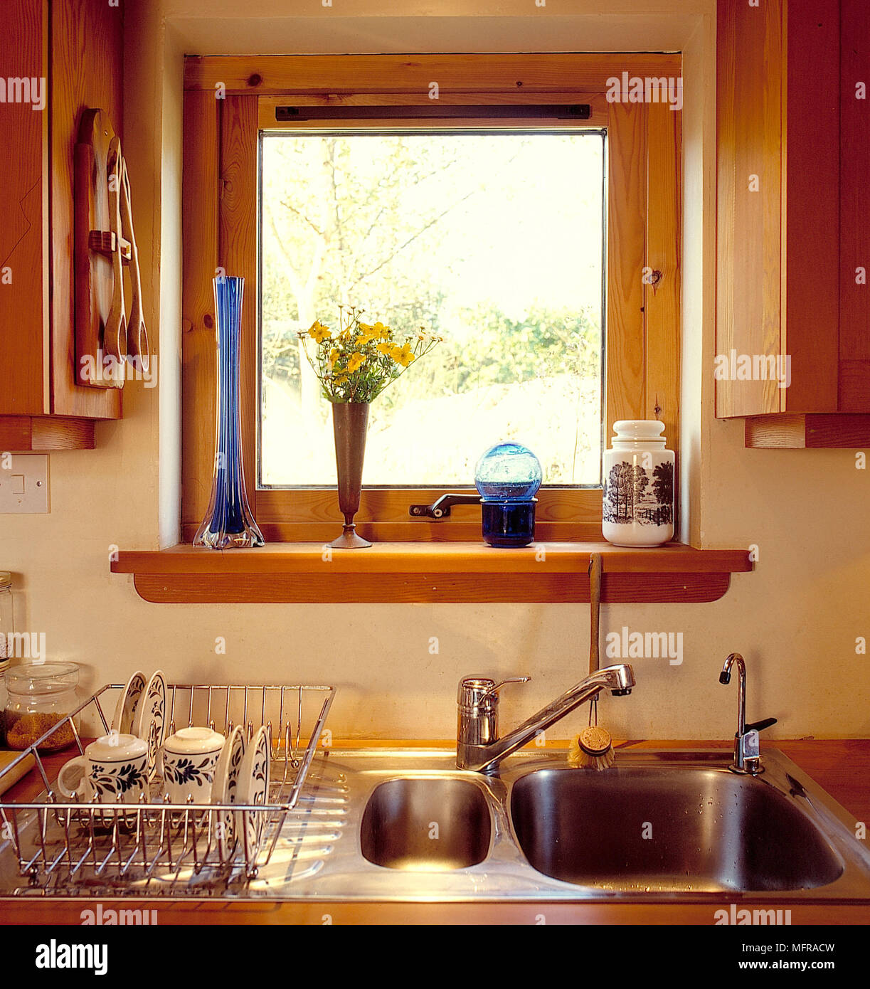 Finestra sopra l'unità lavello in acciaio inox nella cucina di campagna  immagini e fotografie stock ad alta risoluzione - Alamy