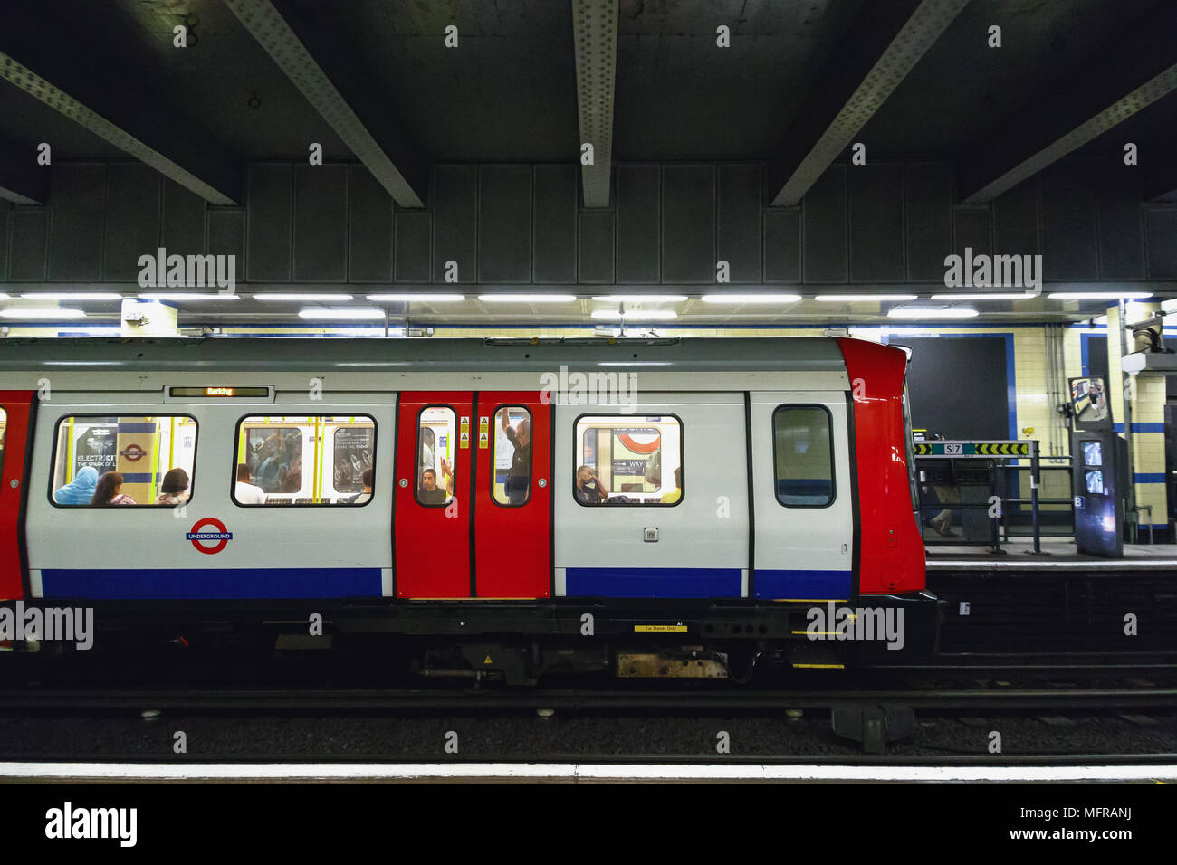 London, Regno Unito - 04 Maggio 2018 - Treni in partenza dalla stazione della metropolitana di Aldgate East Foto Stock