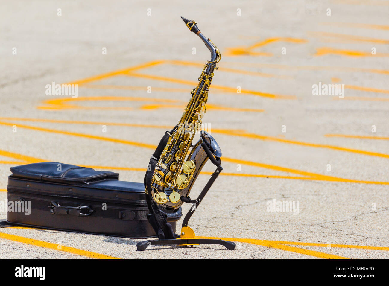Un sax alto su supporto in attesa del suo tempo solista Foto stock - Alamy