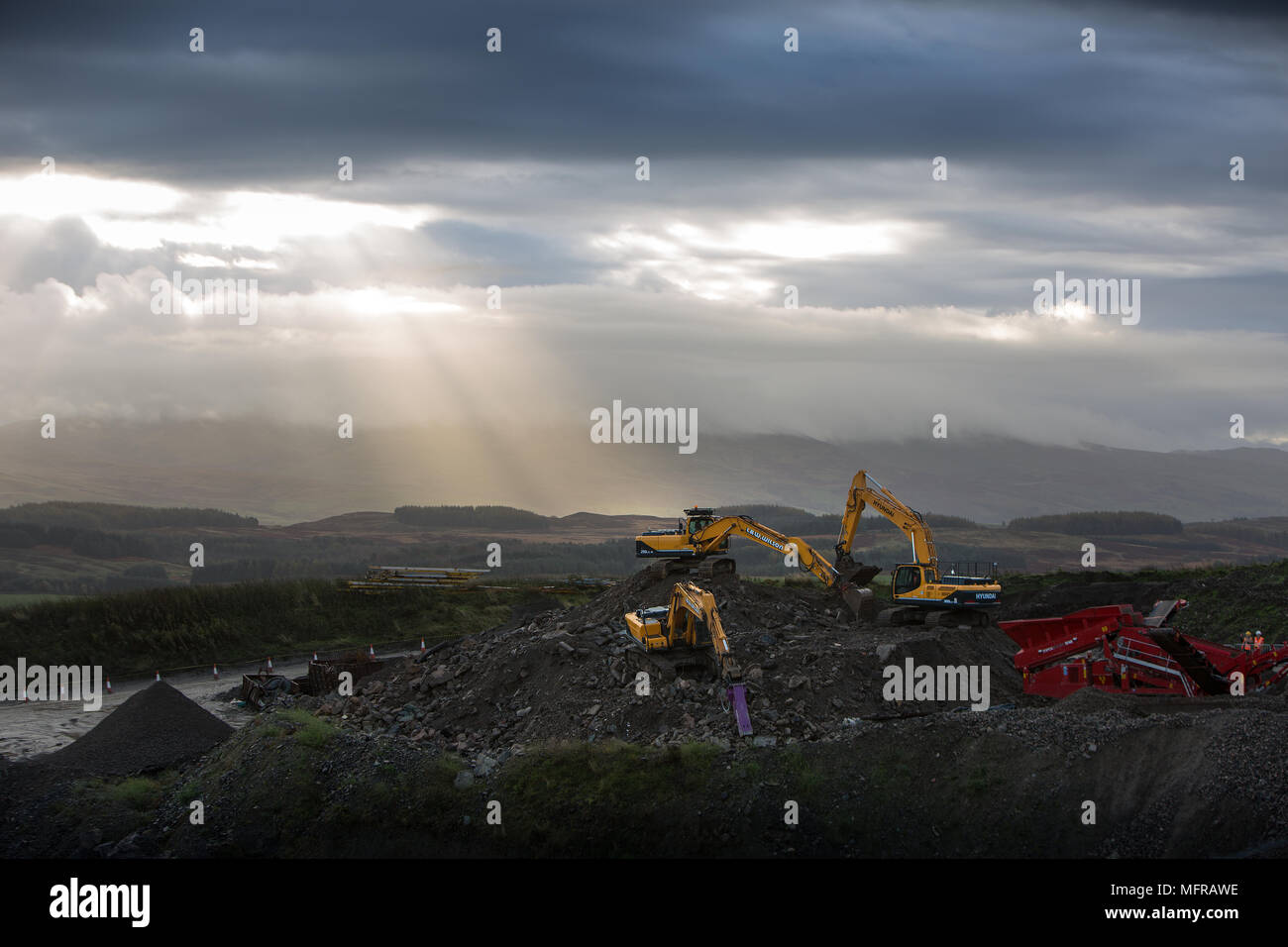 La frantumazione di pietra nella cava Foto Stock