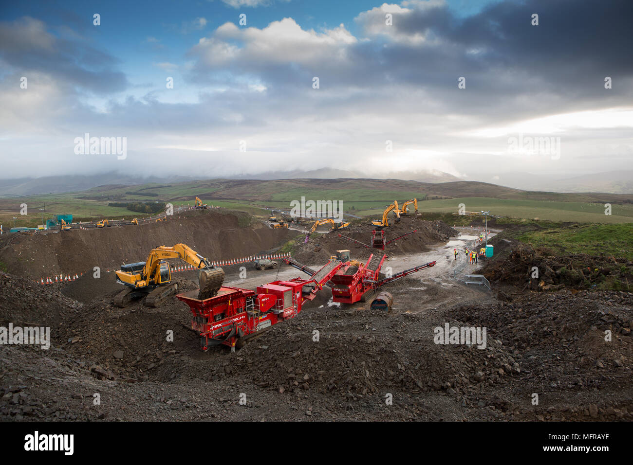 La frantumazione di pietra nella cava Foto Stock