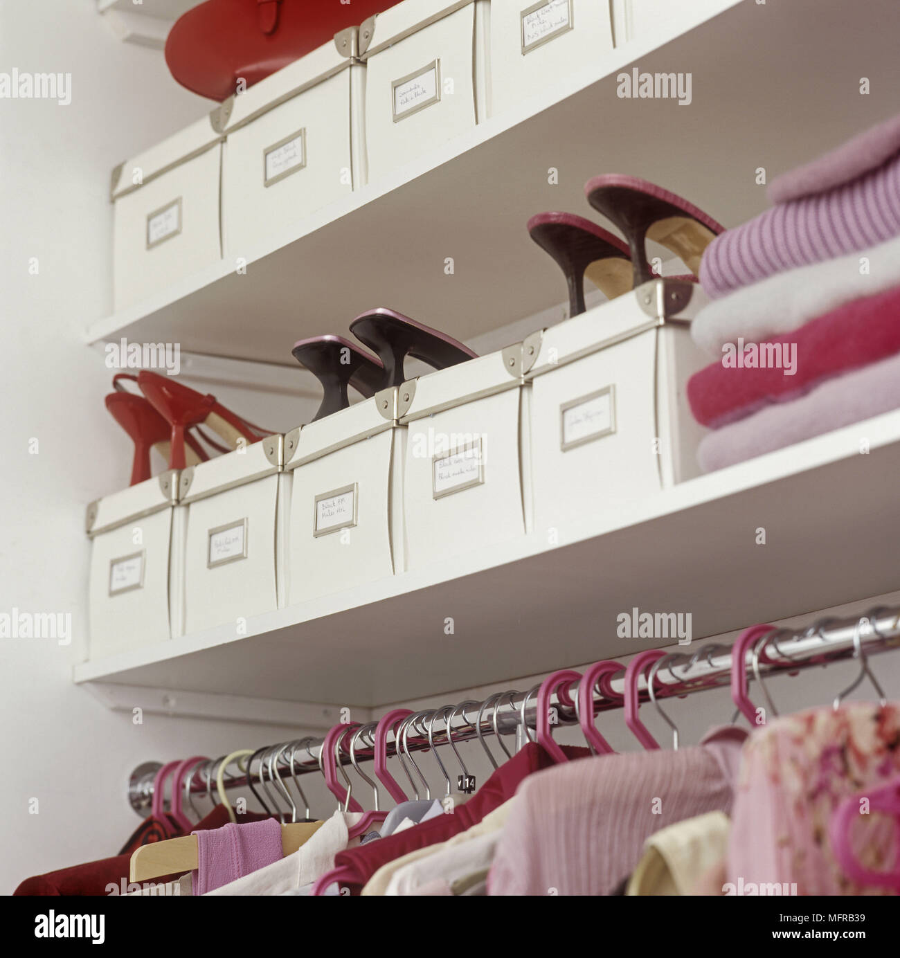 Guardaroba in cui entrare con le scarpe su scatole di scarpe e vestiti rail Foto Stock